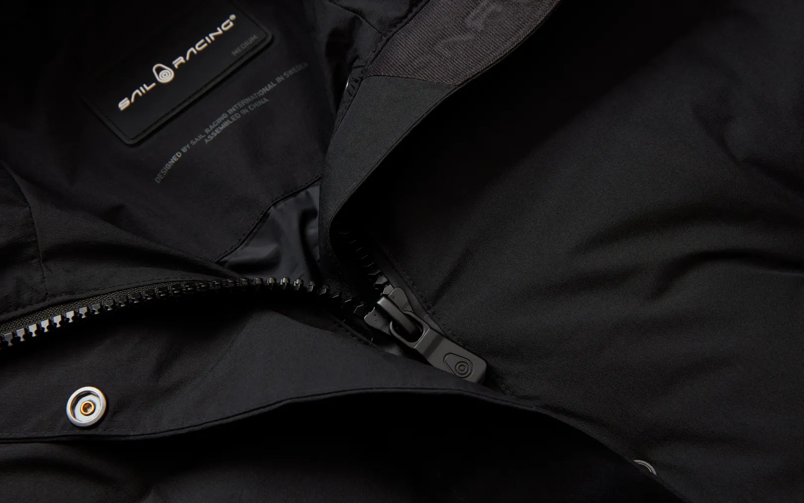 w_race_edition_down_coat_2.webp W RACE EDITION DOWN COAT