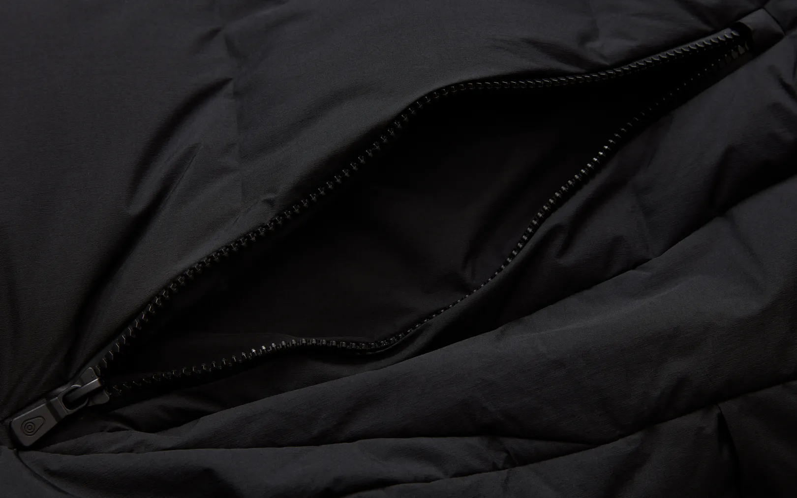 w_race_edition_down_coat_3.webp W RACE EDITION DOWN COAT