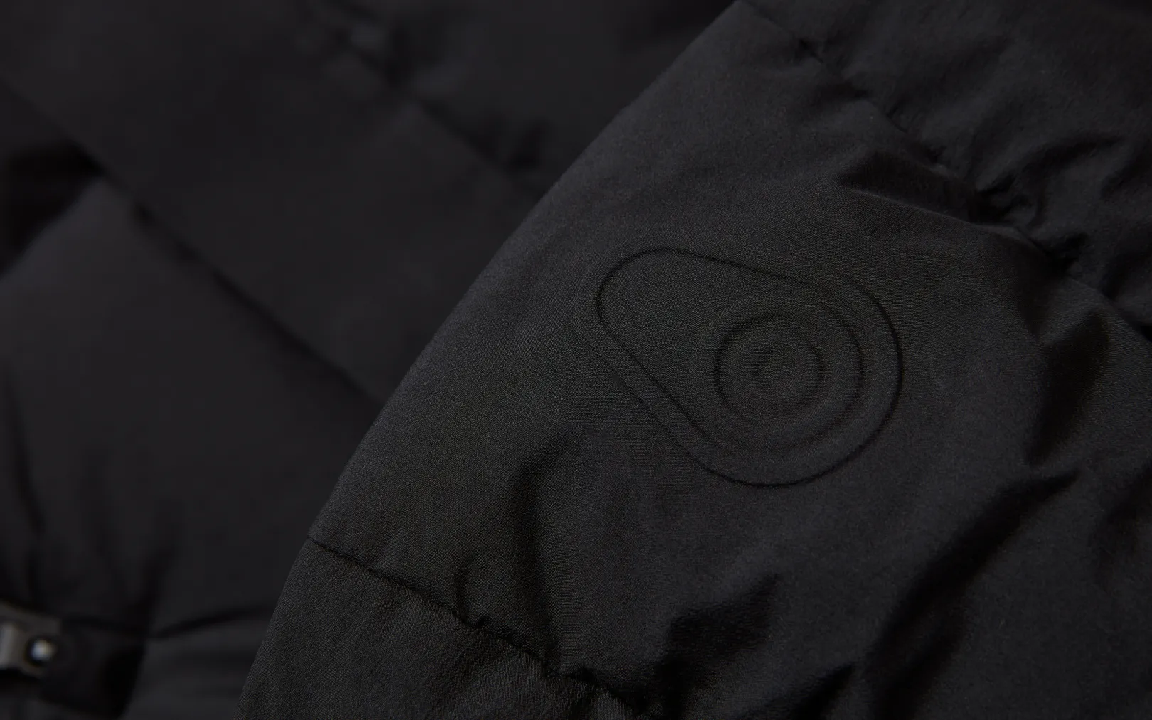 w_race_edition_down_coat_4.webp W RACE EDITION DOWN COAT