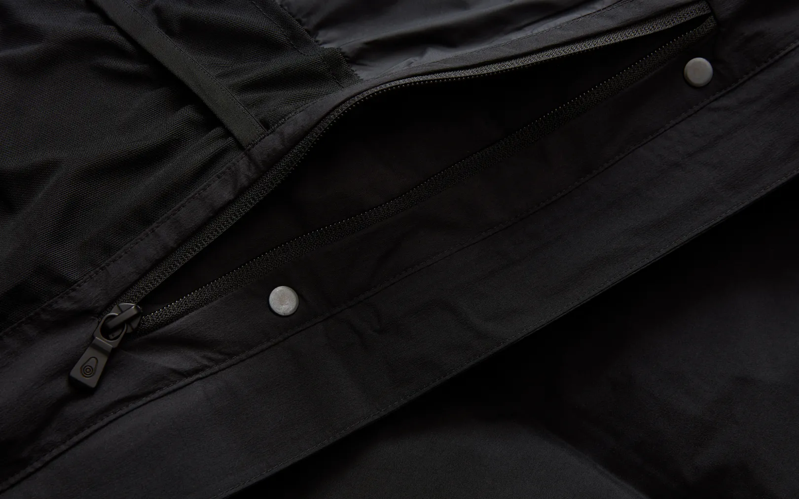 w_race_edition_down_coat_5.webp W RACE EDITION DOWN COAT